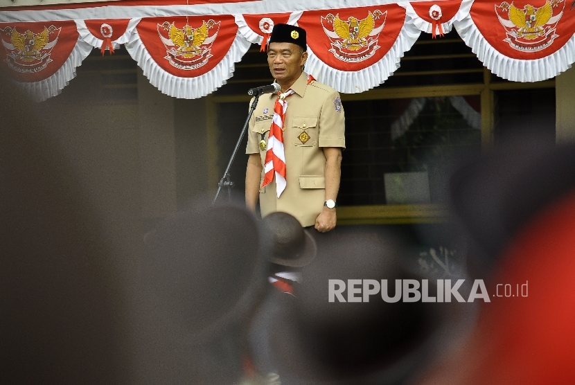 Menteri Pendidikan dan Kebudayaan Indonesia Muhadjir Effendy menjadi pemimpin upacara di Sekolah SDN 13 Grogol Selatan, Jakarta, Senin (14/8).