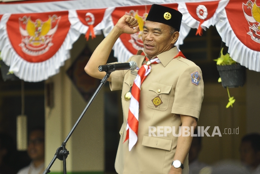 Menteri Pendidikan dan Kebudayaan Indonesia Muhadjir Effendy menjadi pemimpin upacara di Sekolah SDN 13 Grogol Selatan, Jakarta, Senin (14/8).