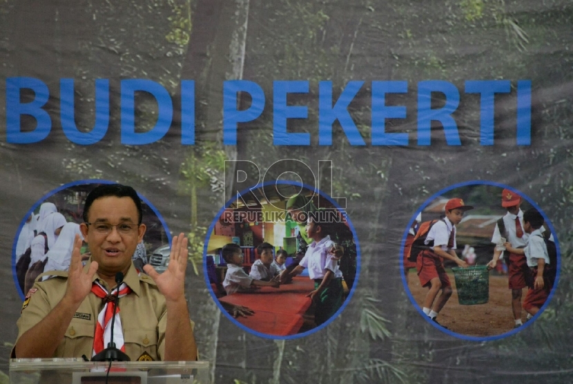 Menteri Pendidikan dan Kebudayaan (Mendikbud) Anies Baswedan berbicara saat jumpa pers terkait peluncuran program penumbuhan Budi Pekerti (PDB) di Jakarta, Jumat (24/7).