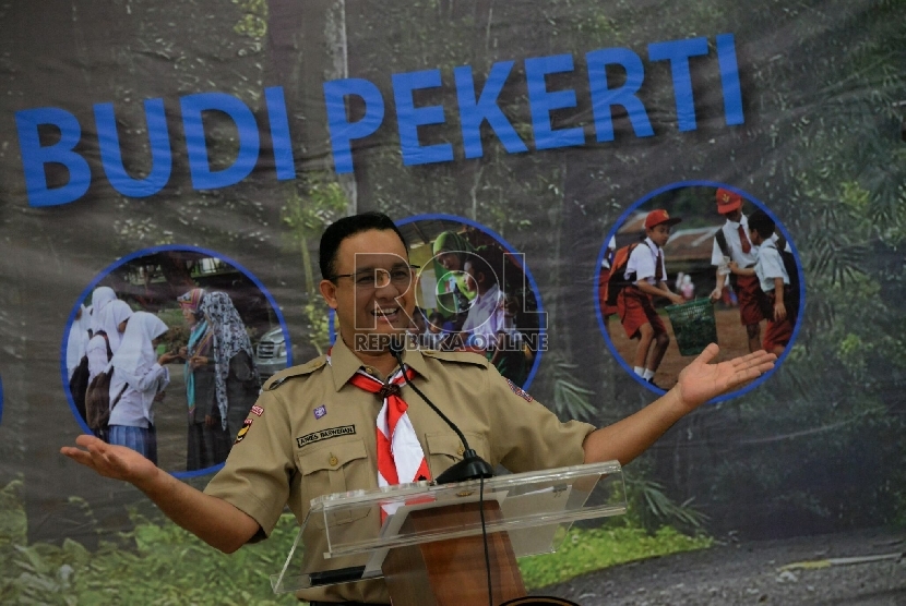Menteri Pendidikan dan Kebudayaan (Mendikbud) Anies Baswedan berbicara saat jumpa pers terkait peluncuran program penumbuhan Budi Pekerti (PDB) di Jakarta, Jumat (24/7).