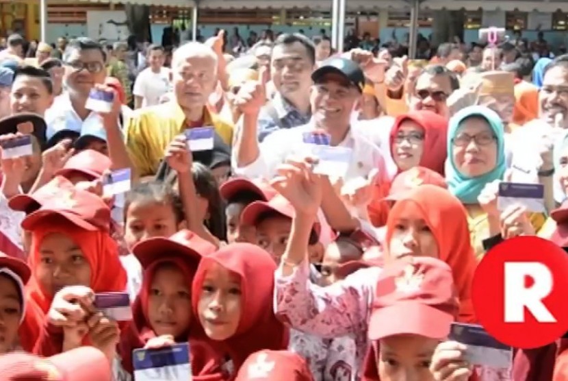 Menteri Pendidikan dan Kebudayaan (Mendikbud) Muhadjir Effendy bersama para siswa dan siswi di pulau Barrang Lompo, Makassar, Sulawesi Selatan