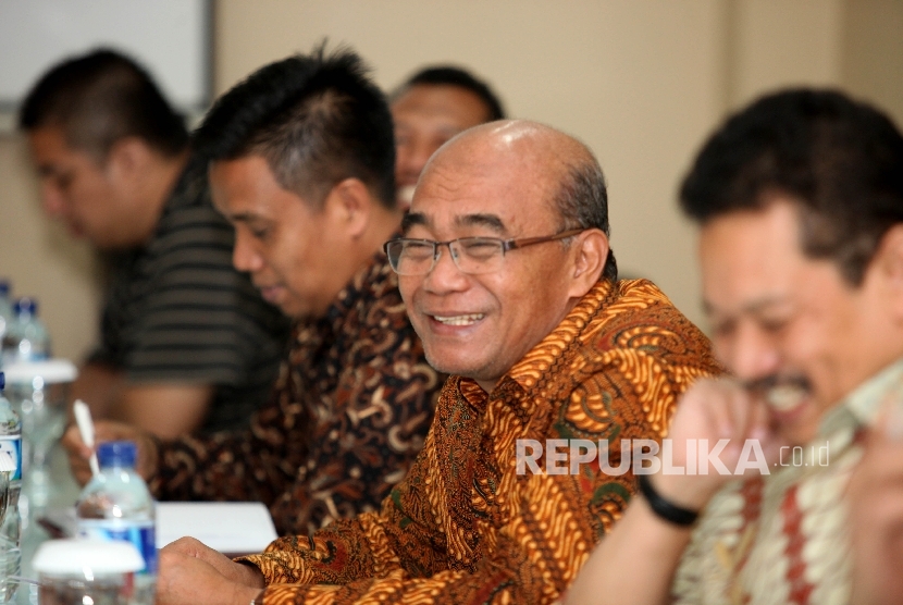 Menteri Pendidikan dan Kebudayaan Mendikbud Muhadjir Effendy berudiensi saat melakukan kunjungan di kantor Harian Republika di Jakarta, Rabu (24/8). (Republika/ Rakhmawaty La'lang)