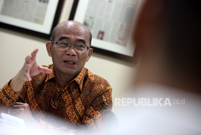Mendikbud Muhadjir Effendy berudiensi saat melakukan kunjungan di kantor Harian Republika di Jakarta, Rabu (24/8). (Republika/ Rakhmawaty La'lang)