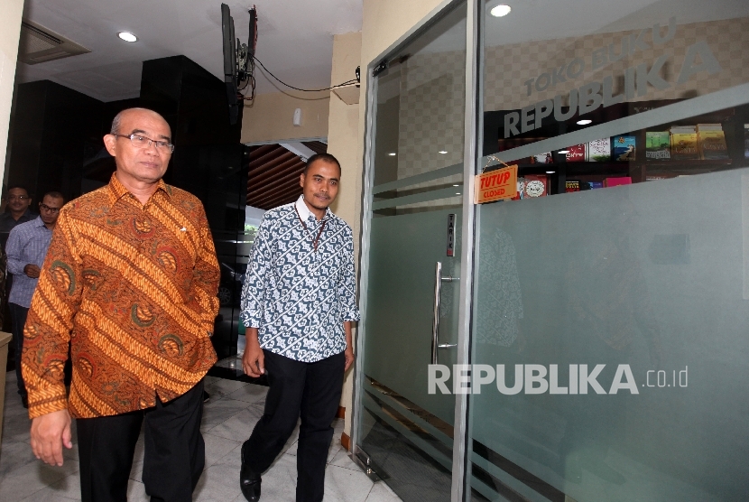 Menteri Pendidikan dan Kebudayaan Mendikbud Muhadjir Effendy (kiri) bersama Pemred Republika Irfan Junaidi (kanan)berjalan bersama saat berkunjung di kantor Harian Republika di Jakarta, Rabu (24/8).(Republika/ Rakhmawaty La'lang)