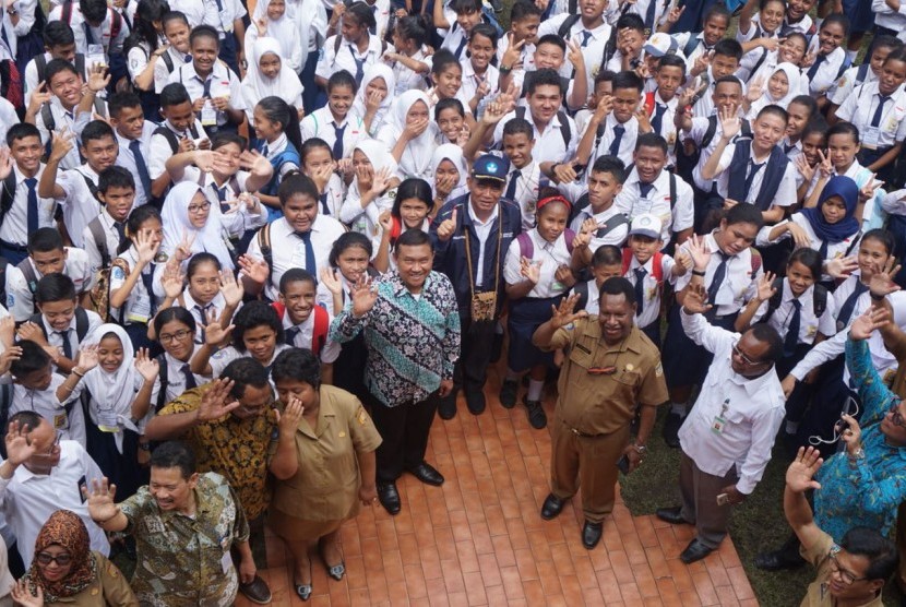 Menteri Pendidikan dan Kebudayaan (Mendikbud) Muhadjir Effendy memantau hari pertama sekolah (HPS) di beberapa sekolah di Papua pada Senin (16/7).