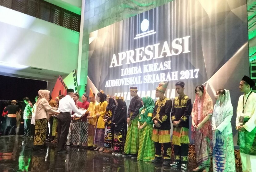 Menteri Pendidikan dan Kebudayaan (Mendikbud) Muhadjir Effendy memberi apresiasi pada pelajar peserta Lomba Kreasi Audiovisual Sejarah (LKAS) 2017 di Kantor Kemendikbud, Senayan, Jakarta, Senin (16/10).