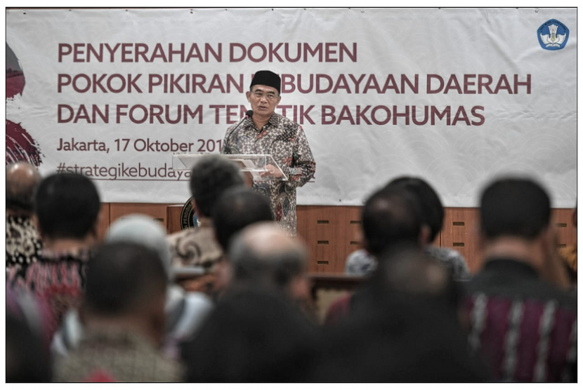 Menteri Pendidikan dan Kebudayaan (Mendikbud) Muhadjir Effendy memberi sambutan dalam acara penyerahan dokumen pokok pikiran kebudayaan daerah (PPKD) dan Forum Tematik Bakohumas di Kantor Kemendikbud Jakarta, Rabu (17/10).