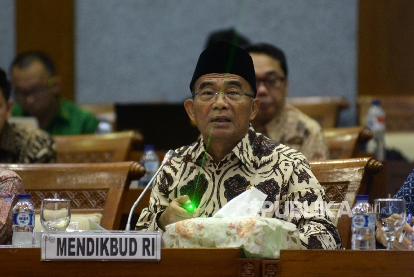 Menteri Pendidikan dan Kebudayaan (Mendikbud) Muhadjir Effendy mengikuti rapat kerja dengan komisi X di Kompleks Parlemen, Jakarta, Rabu (13/9). 