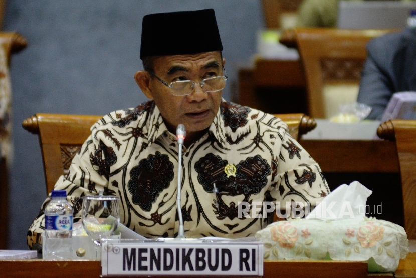 Menteri Pendidikan dan Kebudayaan (Mendikbud) Muhadjir Effendy mengikuti rapat kerja dengan komisi X di Kompleks Parlemen, Jakarta, Rabu (13/9).