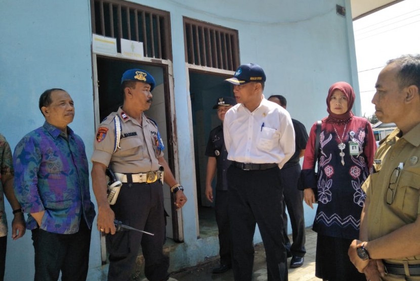 Menteri Pendidikan dan Kebudayaan (Mendikbud) Muhadjir Effendy mengunjungi SMPN 1 Muara Gembong. Sebelumnya, sekolah tersebut didatangi Presiden Joko Widodo karena bangunan sekolah yang tidak layak. Selasa (16/7). 