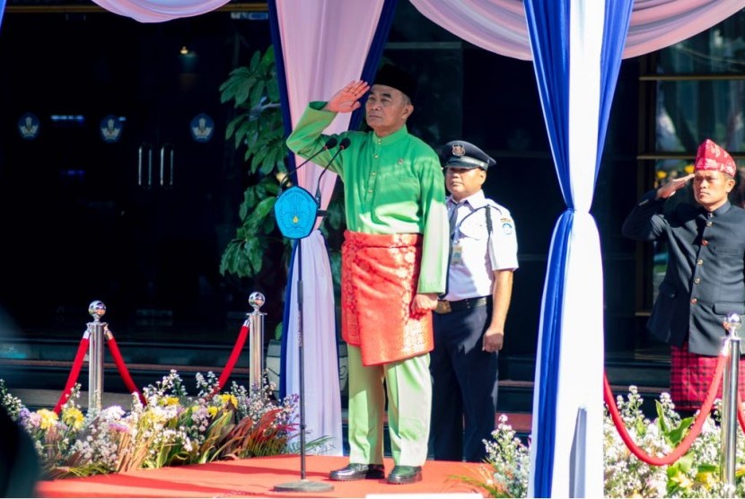 Menteri Pendidikan dan Kebudayaan (Mendikbud), Muhadjir Effendy pada upacara bendera peringatan Hardiknas di halaman Kantor Kemendikbud, Rabu (2/5).