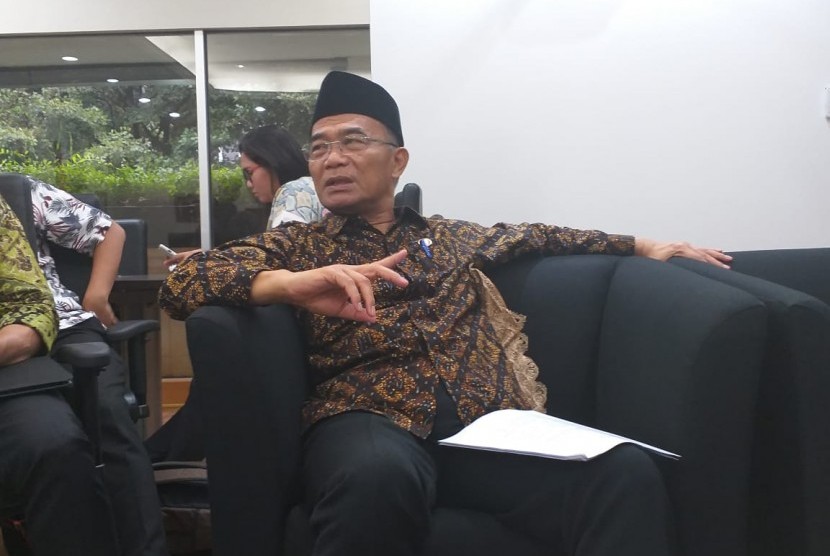 Menteri Pendidikan dan Kebudayaan (Mendikbud) Muhadjir Effendy saat berbincang dengan wartawan di Gedung Kemendikbud, Jakarta pada Rabu (30/1).