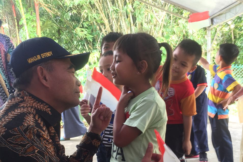 Menteri Pendidikan dan Kebudayaan (Mendikbud) Muhadjir Effendy saat menemui anak-anak TKI di salah satu learning centre di Kuching, Serawak.