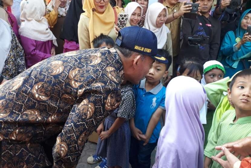 Menteri Pendidikan dan Kebudayaan (Mendikbud) Muhadjir Effendy saat meninjau proses belajar mengajar di TK Pertiwi Monjok, Mataram, Nusa Tenggara Barat, Selasa (14/8). Tk ini menjadi salah satu sekolah yang rusak berat akibat gempa Lombok.