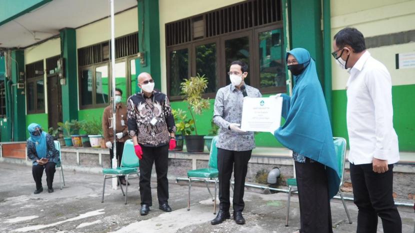 Menteri Pendidikan dan Kebudayaan (Mendikbud), Nadiem Anwar Makarim, meninjau proses pembelajaran pada Tahun Ajaran Baru 2020/2021 di Kota Bogor dan Kabupaten Bogor, Jawa Barat. 