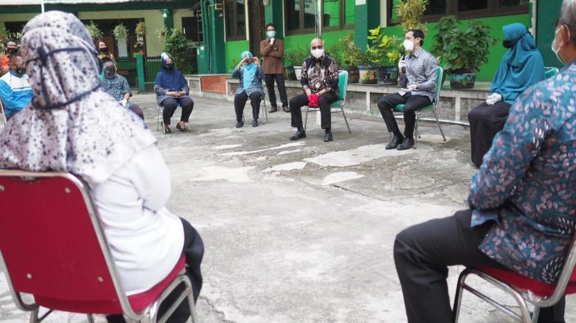 Menteri Pendidikan dan Kebudayaan (Mendikbud), Nadiem Anwar Makarim, meninjau proses pembelajaran pada Tahun Ajaran Baru 2020/2021 dan mendengar aspirasi guru di Kota Bogor dan Kabupaten Bogor, Jawa Barat. 