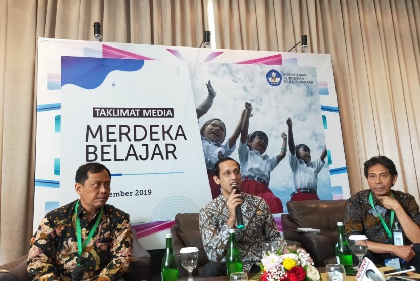 Menteri Pendidikan dan Kebudayaan (Mendikbud), Nadiem Makarim ditemui usai membuka rapat koordinasi kepala dinas, di Hotel Bidakara, Jakarta, Rabu (11/12).