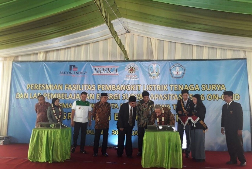 Menteri Pendidikan dan Kebudayaan (Mendikbud) Profesor Muhadjir Effendy meresmikan fasilitas pembangkit listrik tenaga surya di SMAN 8 Kota Malang, Selasa (30/1). 