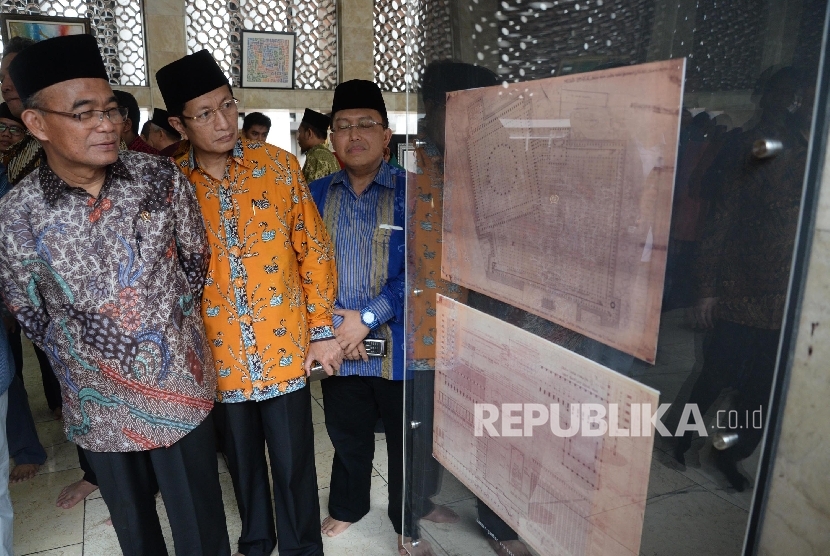 Menteri Pendidikan dan Kebudayaan Muhadjir Effendi (kiri), didampingi Imam Besar Masjid Istiqlal Nasaruddin Umar (kedua kiri) saat meninjau pameran seusai pembukaan Pameran di selasar utama Masjid Istiqlal, Jakarta, Rabu (22/2).