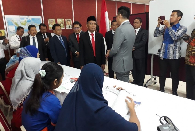 Menteri Pendidikan dan Kebudayaan Muhadjir Effendy (berpeci) meresmikan Pusat Kegiatan Belajar Mengajar (PKBM) di Kantor KBRI Kuala Lumpur, Malaysia, Kamis (1/3). 