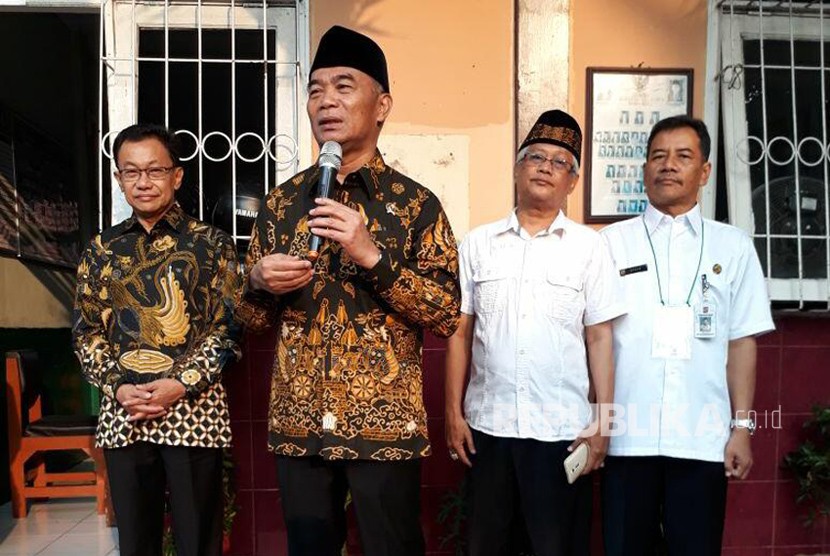 Menteri Pendidikan dan Kebudayaan Muhadjir Effendy bersama Kepala Dinas Pendidikan Kota Bogor Fahrudin melakukan tinjauan ke salah satu SD di Kota Bogor yang melangsungkan USBN, Kamis (3/5).