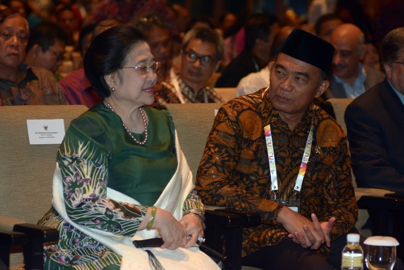 Menteri Pendidikan dan Kebudayaan Muhadjir Effendy (kanan) berbincang dengan Presiden RI ke-5 Megawati Soekarnoputri saat pembukaan World Culture Forum 2016 di Nusa Dua, Bali, Kamis (13/10).