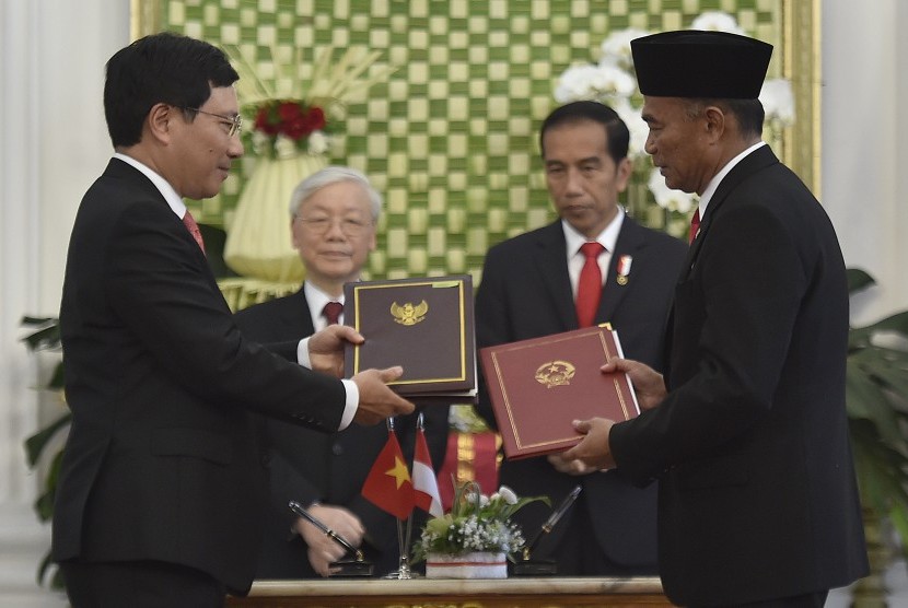 Indonesian Minister of Education and Culture Muhadjir Effendy (right) and Vietnamese Vice Prime Minister/Foreign Minister Pham Binh Minh have signed an agreement on the renewal of cooperation in education between the two countries in Jakarta on Wednesday.