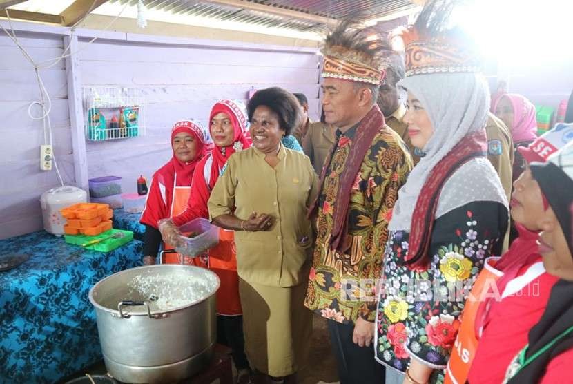 Menteri Pendidikan dan Kebudayaan Muhadjir Effendy menghadiri pencanangan Program Gizi Anak Sehat (Progas) di SD 1 Inpres Distrik Aimas, Kabupaten Sorong, Papua Barat. 