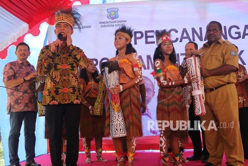 Menteri Pendidikan dan Kebudayaan Muhadjir Effendy menghadiri pencanangan Program Gizi Anak Sehat (Progas) di SD 1 Inpres Distrik Aimas, Kabupaten Sorong, Papua Barat. 