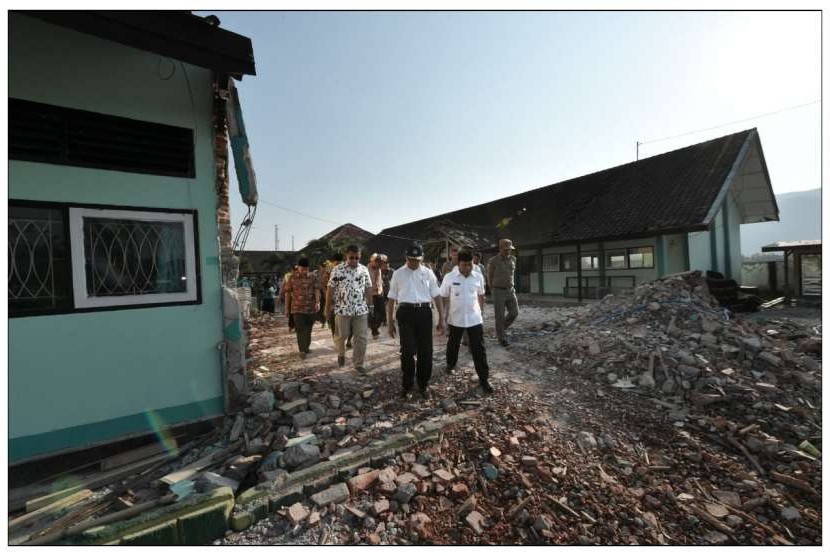 Menteri Pendidikan dan Kebudayaan Muhadjir Effendy menyalurkan bantuan Rp 101 miliar lebih untuk memulihkan kondisi pendidikan pascagempa di Pulau Sumbawa, Nusa Tenggara Barat (NTB), Jumat (12/10) kemarin.