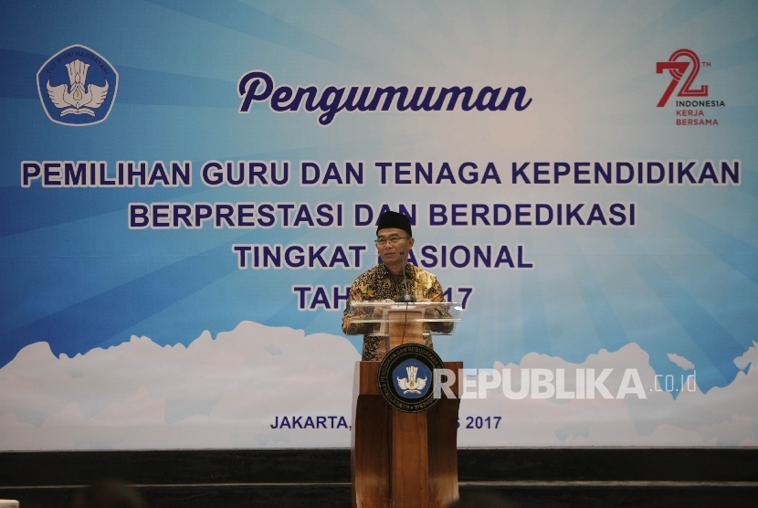 Menteri Pendidikan dan Kebudayaan Muhadjir Effendy menyampaikan pidato sambutannya jelang memberikan penghargaan kepada Sejumlah Guru dan tenaga kependidikan (GTK) di Kantor Kemendikbud, Jakarta, Sabtu (19/8).