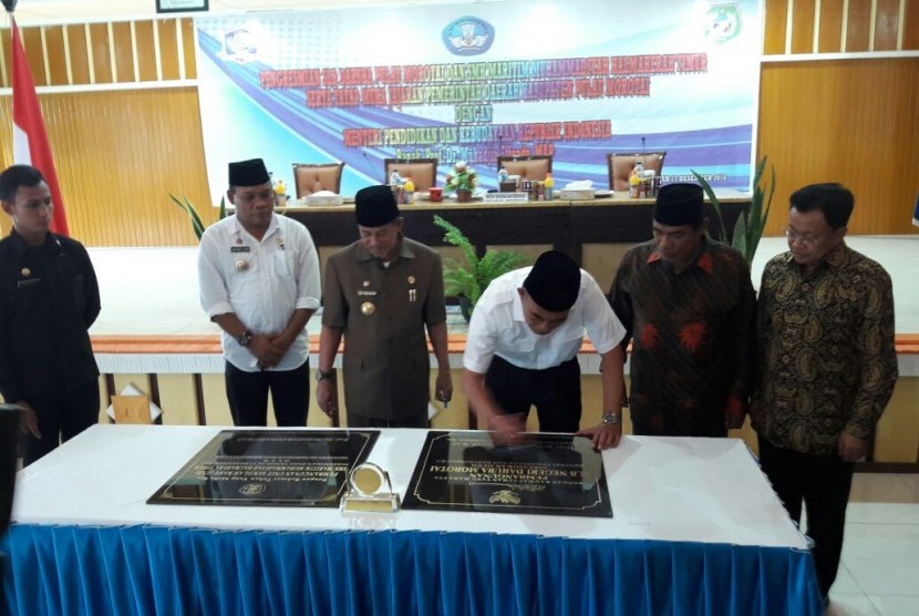 Menteri Pendidikan dan Kebudayaan Muhadjir Effendy meresmikan Sekolah Luar Biasa (SLB) Daruba Pulau Morotai dan SMK Maritim Muhammadiyah Halmahera Timur.