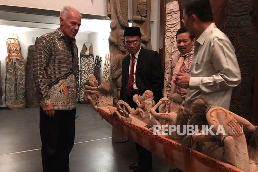 Menteri Pendidikan dan Kebudayaan Muhadjir Effendy (peci hitam) berkunjung ke Rumah Budaya Indonesia di Gelnhausen, Frankfurt, Jerman. Pembangunan Rumah Budaya itu digagas oleh pengusaha asal Jerman Werner F Weiglein bersama isterinya Claudia Wiglein.