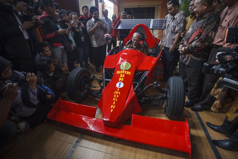 Menteri Pendidikan dan Kebudayaan Muhadjir Effendy (tengah) mencoba mobil Formula Hybrid di SMK Muhammadiyah 1 Imogiri, Bantul, DI Yogyakarta, Rabu (10/8).