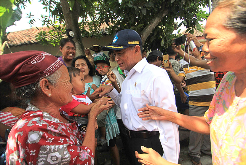 Menteri Pendidikan dan Kebudayaan Muhadjir Effendy (tengah) mengunjungi keluarga korban bangunan ambruk yang menimpa sanggar seni Hidayat Jati, di Gegesik, Cirebon, Jawa Barat, Rabu (18/4). 