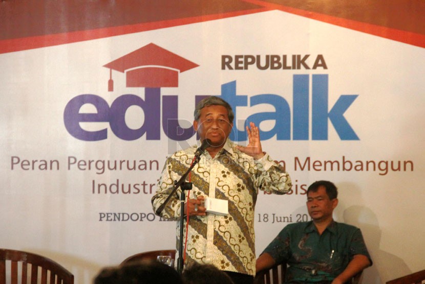 Menteri Pendidikan dan Kebudayaan Muhammad Nuh (berdiri) didampingi Pemimpin Redaksi Harian Republika Nasihin Masha (duduk) menghadiri acara Edutalk yang digelar Harian Republika di Pendopo Kemang, Jakarta, Rabu (18/6).