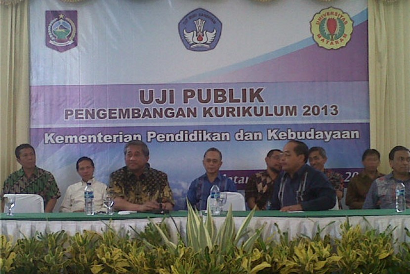  Menteri Pendidikan dan Kebudayaan, Muhammad Nuh (tiga kiri), menghadiri acara Uji Publik Pengembangan Kurikulum 2013 di Universitas Mataram, Nusa Tenggara Barat, Sabtu (8/12).