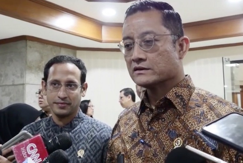 Menteri Pendidikan dan Kebudayaan, Nadiem Makarim (Kiri) dan Menteri Sosial, Juliari Batubara (Kanan)