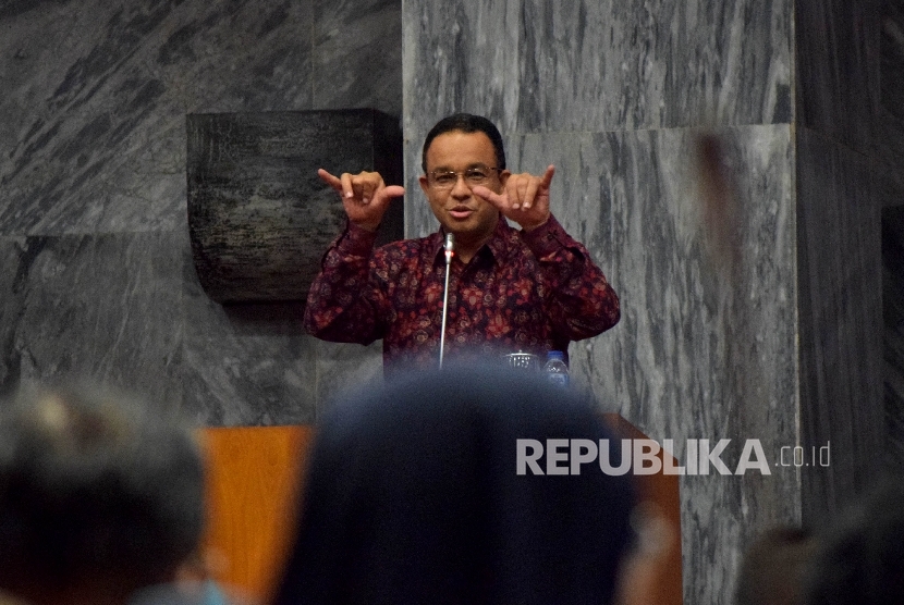 Menteri Pendidikan dan Kebudayaan RI Anies Baswedan, saat menjadi pembicara pada Seminar Nasional Pendidikan dalam rangka memperingati HUT PDI Perjuangan ke 43 di Kompleks Parlemen, Senayan, Jakarta, Selasa (26/4). (Republika / Rakhmawaty La'lang)