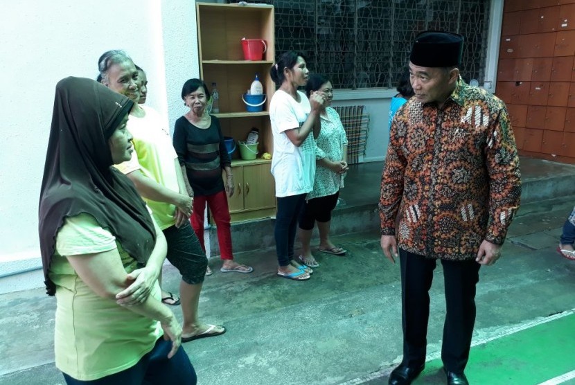 Menteri Pendidikan dan Kebudayaan RI (Mendikbud), Muhadjir Effendy saat melakukan kunjungan ke Kantor Konsulat Jenderal RI Penang di George Town, Pulau Pinang, Malaysia, Jumat (2/3).
