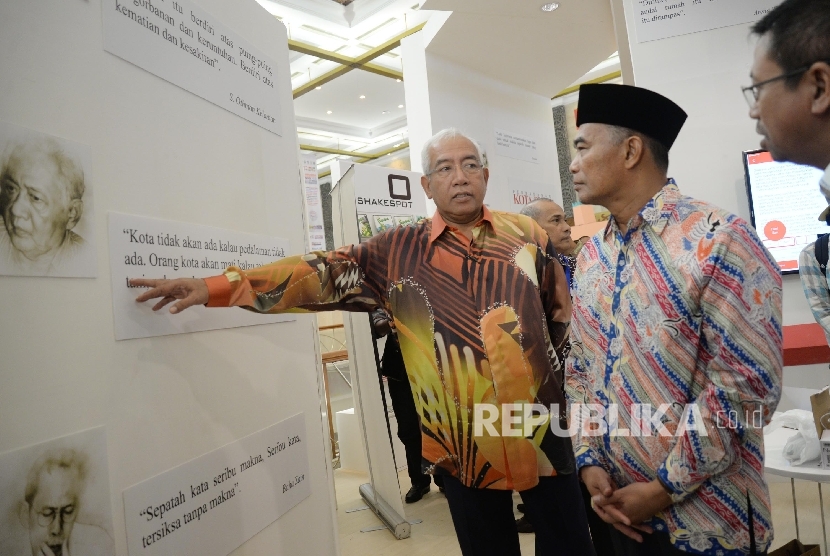 Menteri Pendidikan dan Kebudayaan RI Muhadjir Effendy (kanan), dan Menteri Pendidikan Malaysia Dato’ Seri DiRaja Mahdzir Bin Khalid (kiri) meninjau stand pameran buku Malaysia seusai pembukaan Indonesia International Book Fair (IIBF) 2016 di JCC, Jakarta, 