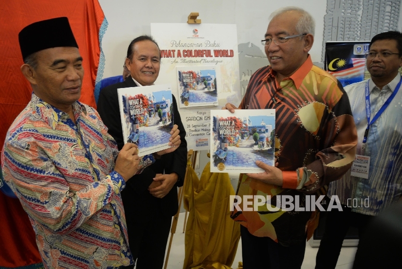Menteri Pendidikan dan Kebudayaan RI Muhadjir Effendy (kiri), dan Menteri Pendidikan Malaysia Dato’ Seri DiRaja Mahdzir Bin Khalid (kedua kanan) meninjau stand pameran buku Malaysia seusai pembukaan Indonesia International Book Fair (IIBF) 2016 di JCC, Jak