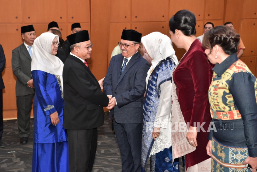 Menteri Pendidikan Dasar dan Menengah (Dikdasmen) Abdul Muti melantik Kepala Perpustakaan Nasional Republik Indonesia, E. Aminudin Aziz di Graha Utama, Gedung A Lantai 3, Kementerian Dikdasmen, Jakarta, Selasa (7/1/2024).