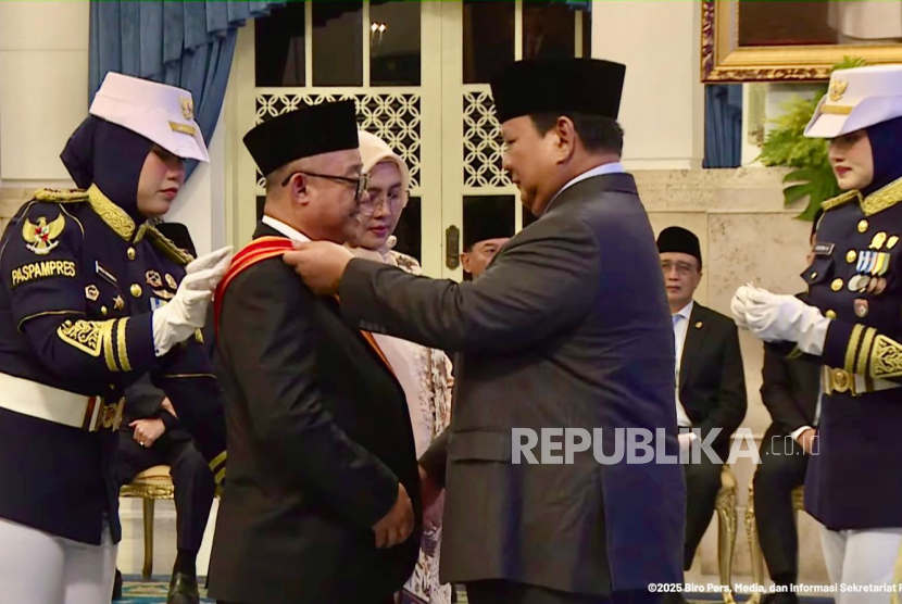 Menteri Pendidikan Dasar dan Menengah (Mendikdasmen), Abdul Muti, menerima penghargaan dari Presiden Prabowo Subianto.
