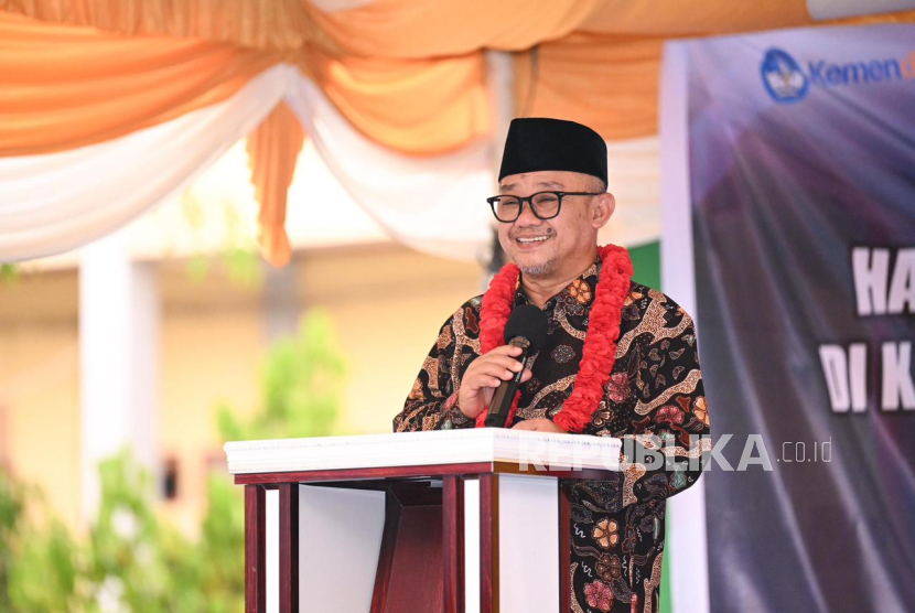 Menteri Pendidikan Dasar dan Menengah (Mendikdasmen) Abdul Mu`ti saat meresmikan secara simbolis 29 sekolah hasil revitalisasi di SMA Negeri 1 Meureudeu, Pidie Jaya, Aceh, pada 10 Maret 2026.