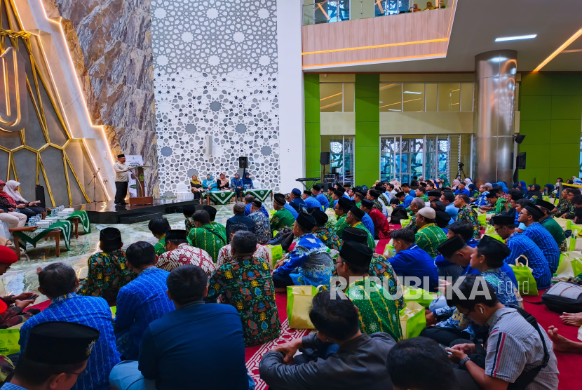 Menteri Pendidikan Dasar dan Menengah RI, Prof Abdul Muti, mengisi Pengajian Tarhib Ramadhan 1446 Hijriyah dengan tema Memperkokoh Kebajikan Publik dalam Bermasyarakat dan Bernegara di Masjid Walidah Dahlan Universitas Aisyiyah (Unisa) Yogyakarta, Selasa (25/2/2025). 