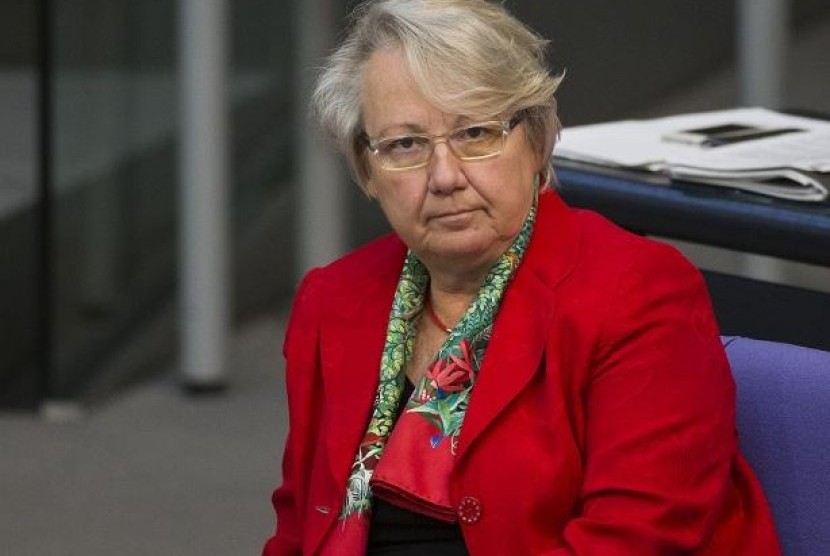 Menteri Pendidikan Jerman Annette Schavan mengundurkan diri.