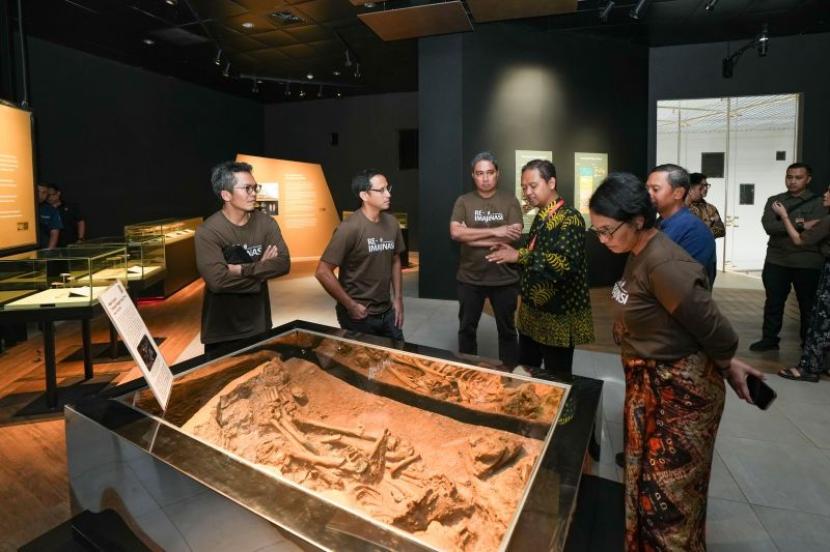 Menteri Pendidikan, Kebudayaan, Riset, dan Teknologi Nadiem Anwar Makarim meresmikan Museum Song Terus di Kabupaten Pacitan, Jawa Timur, Kamis (16/5/2024). 