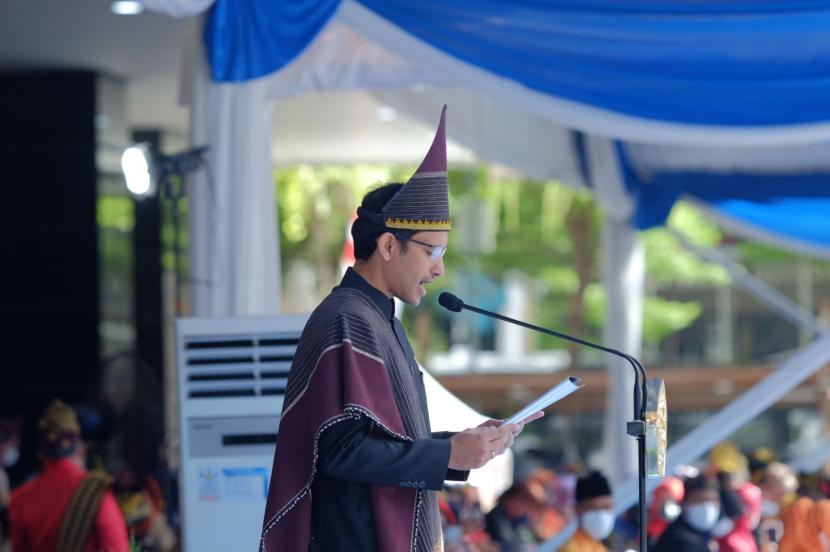 Menteri Pendidikan, Kebudayaan, Riset, dan Teknologi, Nadiem Makarim, saat mengikuti upacara Hari Guru Nasional 2021 di Kemendikbudristek, Jakarta Selatan, Kamis (25/11). 