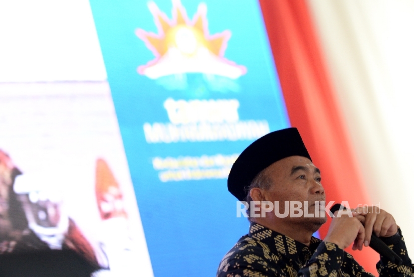  Menteri Pendidikan Muhadjir Effendy memberikan paparan saat Sidang Tanwir Muhammadiyah di Islamic Center Ambon, Maluku, Jumat (24/2)